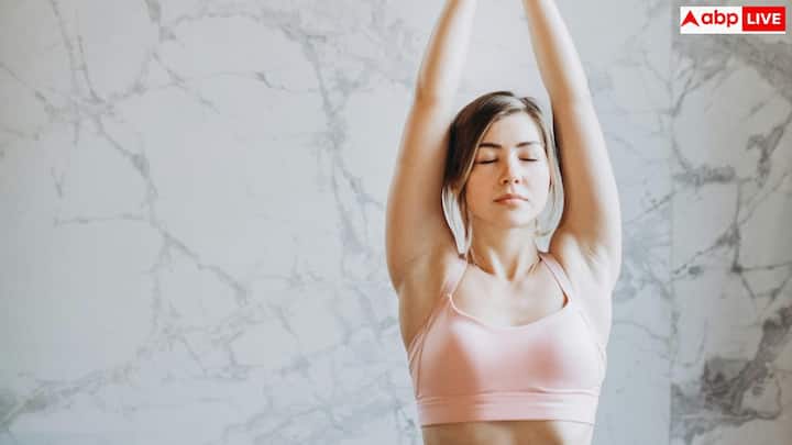 निप्पल में बदलाव भी एक शुरुआती संकेत है. निप्पल अचानक अंदर की ओर मुड़ जाए, उसका रंग या आकार बदल जाए या उस जगह पर रैश और परत उतरने लगे, तो इसे अनदेखा नहीं करना चाहिए. अगर निप्पल से दूध जैसा न दिखने वाला कोई तरल निकले, जैसे साफ पानी, खून या पस, तो यह मिल्क डक्ट्स में समस्या का संकेत हो सकता है और तुरंत जांच की जरूरत होती है.