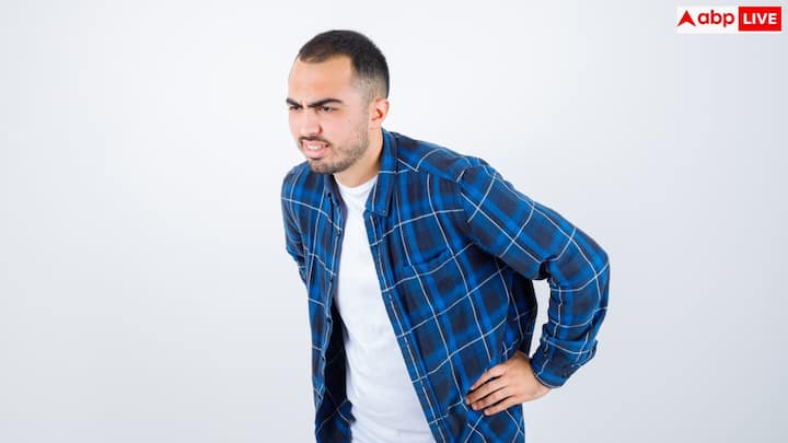 एक्सपर्ट बताते हैं कि ठंड लगने पर प्यास कम महसूस होती है, जबकि शरीर में पानी की कमी बनी रहती है. पसीना कम आता है, हवा शुष्क होती है और धीरे-धीरे पानी की कमी पेशाब को गाढ़ा कर देती है. यही स्थिति पथरी बनने का सबसे बड़ा कारण है. डॉक्टरों का कहना है कि कैल्शियम, ऑक्जेलेट और यूरिक एसिड जैसे तत्व जब ज्यादा जमा होते हैं, तो पथरी का निर्माण तेज हो जाता है.