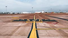 एयरपोर्ट के रनवे पर क्यों लिखे होते हैं इतने बड़े-बड़े नंबर, आखिर क्या है उनका मतलब