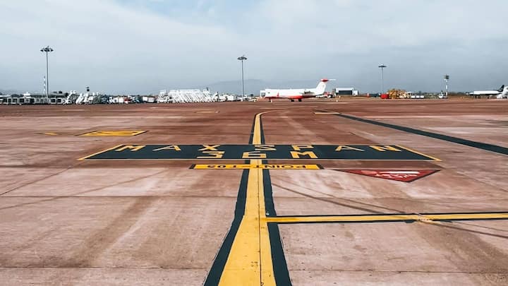 अगर किसी रनवे पर नंबर 27 लिखा है, तो इसका मतलब है कि यह रनवे 270° चुंबकीय दिशा में स्थित है. रनवे के विपरीत छोर पर नंबर हमेशा 180° अलग होता है. यानी रनवे 27 के विपरीत छोर का नंबर 09 होगा.