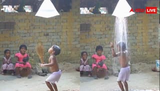 आजकल के बच्चे अपग्रेड हैं... मासूम बच्चे ने पन्नी में छेद कर बना लिया फव्वारा, नहाता देख खुश हो गए यूजर्स