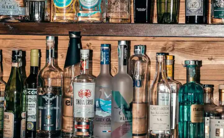 ਜਿਵੇਂ ਹੀ ਬੋਤਲ ਖੋਲ੍ਹੀ ਜਾਂਦੀ ਹੈ, ਸ਼ਰਾਬ ਹਵਾ ਦੇ ਸੰਪਰਕ ਵਿੱਚ ਆ ਜਾਂਦੀ ਹੈ। ਇਸ ਆਕਸੀਕਰਨ ਕਾਰਨ ਇਸਦੇ ਸੁਆਦ ਵਾਲੇ ਮਿਸ਼ਰਣ ਟੁੱਟ ਜਾਂਦੇ ਹਨ। ਇਹ ਪ੍ਰਕਿਰਿਆ ਵਾਈਨ ਵਿੱਚ ਸਭ ਤੋਂ ਤੇਜ਼ ਹੁੰਦੀ ਹੈ। ਕੁਝ ਘੰਟਿਆਂ ਦੇ ਅੰਦਰ, ਸੁਆਦ ਕੋਮਲ, ਖੱਟਾ ਅਤੇ ਪੂਰੀ ਤਰ੍ਹਾਂ ਵੱਖਰਾ ਹੋ ਸਕਦਾ ਹੈ। ਵਿਸਕੀ ਅਤੇ ਰਮ ਵਰਗੇ ਸਪਿਰਿਟ ਵਿੱਚ, ਇਹ ਤਬਦੀਲੀ ਹੋਰ ਹੌਲੀ ਹੌਲੀ ਹੁੰਦੀ ਹੈ, ਪਰ ਸਮੇਂ ਦੇ ਨਾਲ, ਉਨ੍ਹਾਂ ਦਾ ਅਸਲ ਸੁਆਦ ਕਮਜ਼ੋਰ ਹੋ ਜਾਂਦਾ ਹੈ।