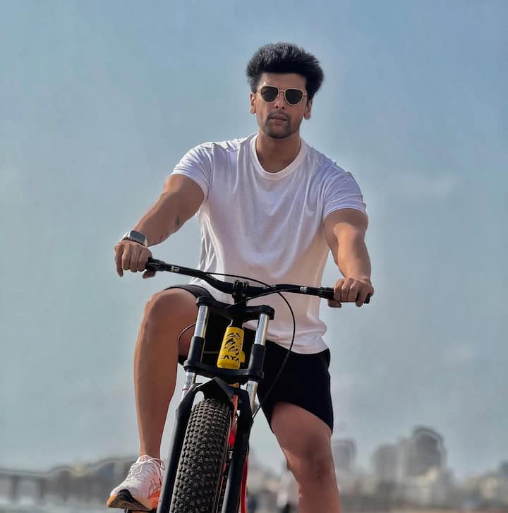 कुशाल टंडन और शिवांगी जोशी के अफेयर की चर्चाएं खूब रहीं. लेकिन, कुछ वक्त पहले ही एक्टर ने सोशल मीडिया पर पोस्ट शेयर किया था, जिसमें लिखा था उनका शिवांगी जोशी से ब्रेकअप हो गया है.