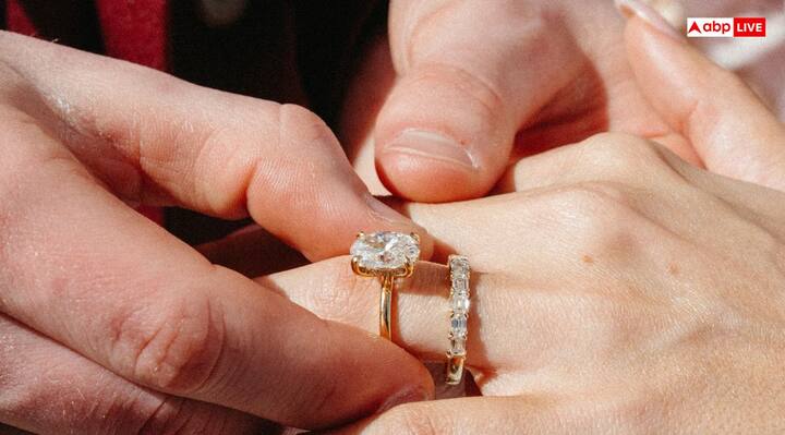 सगाई की अंगूठी- सगाई की अंगूठी मजबूत बंधन और प्रेम का प्रतीक है. अपनी इस खास चीज को भूलकर भी दूसरों के साथ शेयर न करें. ऐसा करने से पार्टनर के साथ रिश्तों में तनाव और समस्याएं उत्पन्न हो सकती है.