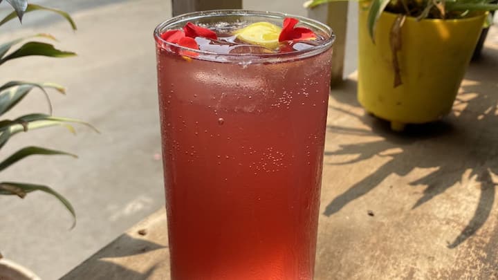 माना जाता है कि गोवा में फेनी को सबसे पहले सिरदर्द, पेट दर्द और सर्दी-जुकाम जैसी परेशानियों को दूर करने के लिए बनाया गया था. इसके तेज स्वाद और गर्म असर ने इसे घरेलू उपचार का लोकप्रिय हिस्सा बना दिया.