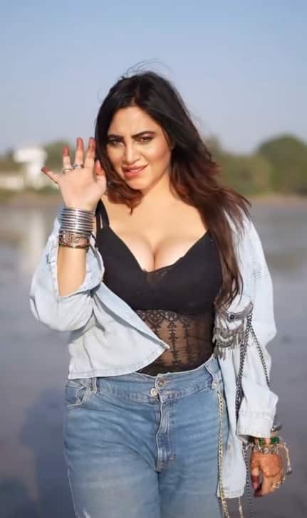 અર્શી ખાને રીવરફ્રન્ટ પર બતાવી બૉલ્ડનેસ