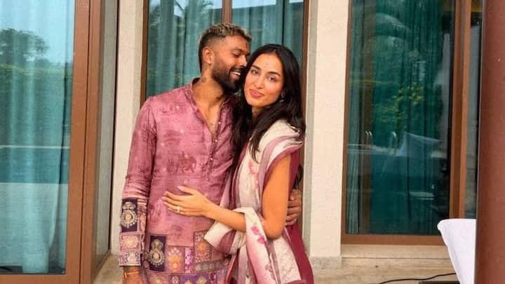 बता दें कि हार्दिक इन दिनों एक्ट्रेस माहिका शर्मा को डेट कर रहे हैं. ऐसी खबरें हैं कि दोनों ने गुपचुप सगाई भी कर ली है.