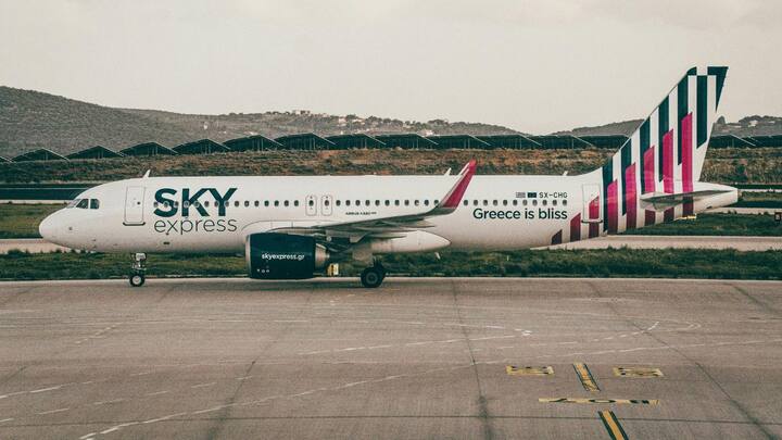 हर रनवे को मानकीकृत प्रणाली के अनुसार नंबर दिए जाते हैं ताकि किसी भी एयरपोर्ट पर पायलट तुरंत समझ सके कि उन्हें किस दिशा से उतरना या उड़ना है.