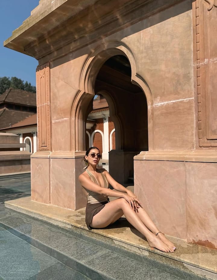 टीवी एक्ट्रेस पलक पुरसवानी सोशल मीडिया पर खूब कहर बरपा रही हैं. मोनोकिनी पहन सोशल मीडिया पर उन्होंने कई तस्वीरें शेयर की हैं.