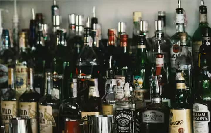 ਕੱਚ ਦੀਆਂ ਬੋਤਲਾਂ ਨੂੰ ਵਾਈਨ ਲਈ ਸਭ ਤੋਂ ਸੁਰੱਖਿਅਤ ਮੰਨਿਆ ਜਾਂਦਾ ਹੈ, ਪਰ ਜੇ ਸ਼ਰਾਬ ਨੂੰ ਪਲਾਸਟਿਕ ਜਾਂ ਧਾਤ ਵਿੱਚ ਤਬਦੀਲ ਕੀਤਾ ਜਾਂਦਾ ਹੈ, ਤਾਂ ਇਸਦੇ ਸੁਆਦ ਅਤੇ ਖੁਸ਼ਬੂ ਵਿੱਚ ਗੈਰ-ਕੁਦਰਤੀ ਬਦਲਾਅ ਆ ਸਕਦੇ ਹਨ।