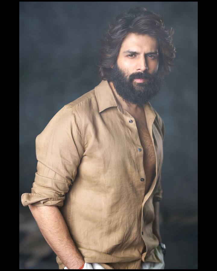 कार्तिक आर्यन के पास मुंबई में एक लग्जरी अपार्टमेंट है. एक्टर 5वें फ्लोर पर फैमिली के साथ रहते हैं. इस घर की कीमत करोड़ों रुपए की बताई जाती है.