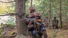 कुपवाड़ा में आतंकी ठिकाने का भंडाफोड़, सुरक्षाबलों ने चाइनीज पिस्टल, हैंड ग्रेनेड किए बरामद