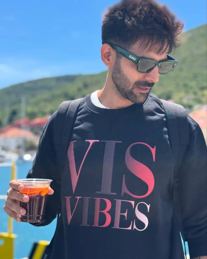 बात करें कार्तिक के कार कलेक्शन की तो उनके पास रेंज रोवर एसवी, लेम्बोर्गिनी उरुस, मैकलारेन जीटी और पोर्श 718 बॉक्स्टर के अलावा, उनके पास मिनी कूपर एस और बीएमडब्ल्यू 5 सीरीज जैसी कारें हैं.