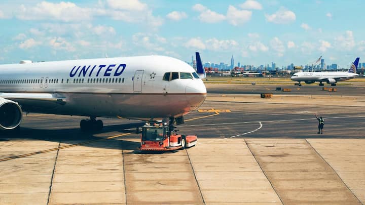 ये सरल दिखने वाले नंबर हवाई सुरक्षा की रीढ़ हैं. टेकऑफ या लैंडिंग के दौरान पायलट को सेकंडों में निर्णय लेने होते हैं और रनवे नंबर इसे आसान बनाते हैं. यह प्रणाली आधुनिक एयरोनॉटिक्स और एयरपोर्ट संचालन का एक अहम हिस्सा है.