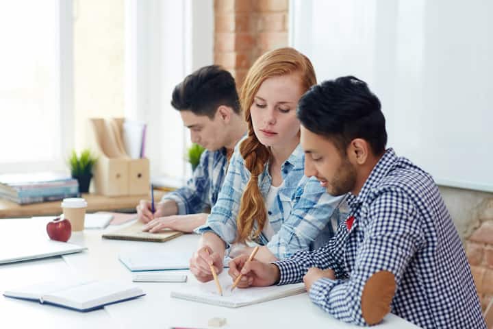 सरकार ने 2024 और 2025 में अस्थायी निवासियों की संख्या घटाने का फैसला किया है. इसी वजह से विदेशी वर्कर्स पर सख्त रोक लग रही है. बेरोजगारी वाले इलाकों में कम-वेतन वाली नौकरियों पर LMIA रोक दी गई है.