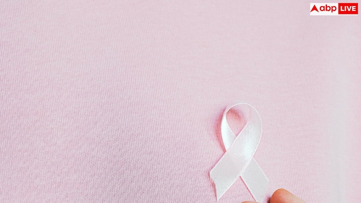 खुद को सुरक्षित रखने का सबसे अच्छा तरीका यह है कि आप अपने ब्रेस्ट के सामान्य रूप को जानें और किसी भी नए बदलाव को गंभीरता से लें. निप्पल से तरल आना, त्वचा में बदलाव, लगातार दर्द, सूजन या आकार में फर्क दिखे तो तुरंत डॉक्टर से संपर्क करें. शुरुआती पहचान ही सबसे बड़ा बचाव है.