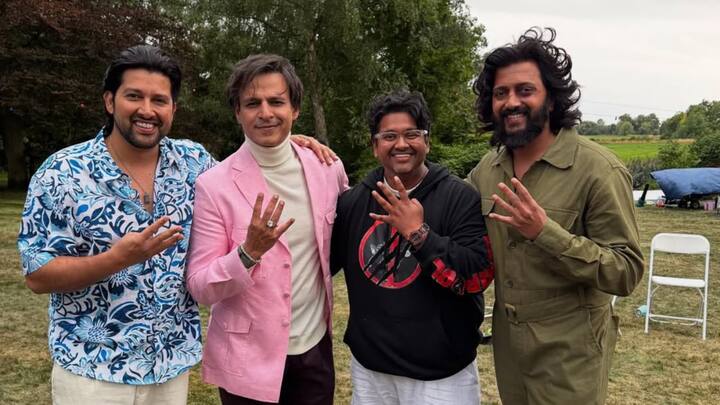 अब 21 नवंबर को 'मस्ती 4' सिनेमा हॉल्स में रिलीज हुई और इसे फरहान अख्तर की 120 बहादुर का सामना करना पड़ा. लेकिन अपनी दमदार स्टारकास्ट के साथ 'मस्ती 4' ने ऑडियंस का प्यार कमाया. सैक्निल्क के रिपोर्ट के मुताबिक 'मस्ती 4' इस फ्रेंचाइजी की सबसे बड़ी ओपनर साबित हुई है. बता दें, पहले दिन इसने अपने खाते में 2.75 करोड़ रुपए जमा कर लिए.