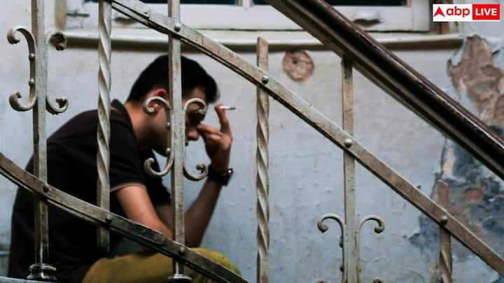 सर्दियों में पथरी से बचने के लिए डॉक्टर कुछ सरल लेकिन प्रभावी सलाह देते हैं. दिन में 10 से 12 गिलास पानी जरूर पिएं, चाहें प्यास न लगे. नमक कम करें और पैकेट वाली चीज़ें कम खाएं. नींबू, संतरा जैसे खट्टे फलों में मौजूद साइट्रेट पथरी बनने से रोकने में मदद करता है. रोज थोड़ी-बहुत शारीरिक गतिविधि भी किडनी को स्वस्थ रखती है.