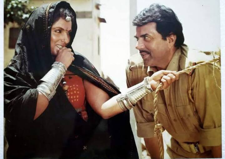 डिंपल कपाड़िया को सनी देओल के पिता धर्मेंद्र के साथ काम करने का मौका मिला. उन्होंने 'इंसानियत के दुश्मन' और 'बटवारा' में धर्मेंद्र के साथ भी काम किया.