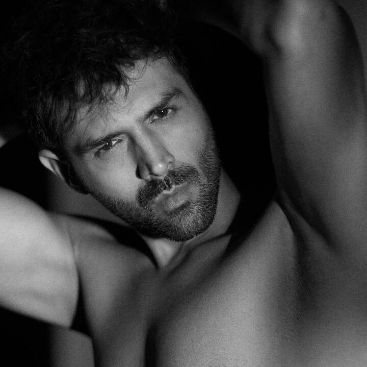 कार्तिक आर्यन की नेटवर्थ की बात करें तो टाइम्स की रिपोर्ट के अनुसार एक्टर की नेटवर्थ 250 करोड़ है. वो  एक फिल्म करने के 40-50 करोड़ रुपए चार्ज करते हैं.