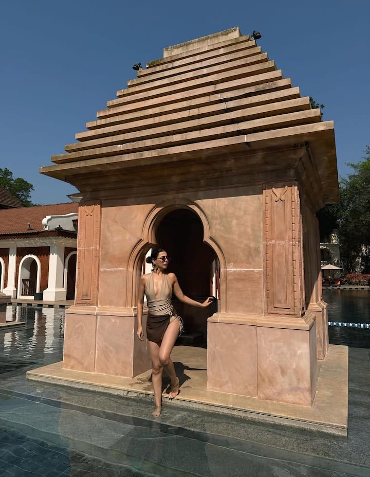 अपने इस वेकेशन डे को एंजॉय करने के लिए उन्होंने अपना लुक मिनिमल ही रखा. कभी ब्राउन स्कर्ट तो कभी कॉपर कलर की मोनोकिनी में एक्ट्रेस खूब इठलाईं.