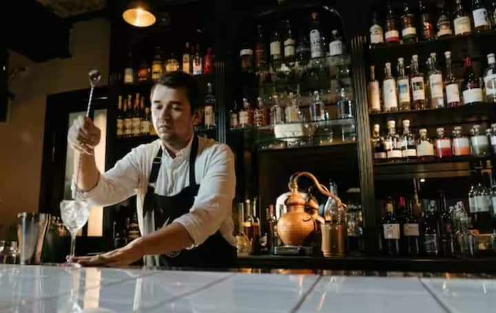 ਸ਼ਰਾਬ ਖੁੱਲ੍ਹੀ ਬੋਤਲ ਵਿੱਚੋਂ ਹੌਲੀ-ਹੌਲੀ ਭਾਫ਼ ਬਣ ਜਾਂਦੀ ਹੈ, ਜਿਸ ਨਾਲ ਨਸ਼ਾ ਘੱਟ ਜਾਂਦਾ ਹੈ। ਇਹ ਪ੍ਰਕਿਰਿਆ ਵਾਈਨ ਅਤੇ ਬੀਅਰ ਵਿੱਚ ਖਾਸ ਤੌਰ 'ਤੇ ਤੇਜ਼ ਹੁੰਦੀ ਹੈ, ਕਿਉਂਕਿ ਉਨ੍ਹਾਂ ਵਿੱਚ ਅਲਕੋਹਲ ਦੀ ਮਾਤਰਾ ਘੱਟ ਹੁੰਦੀ ਹੈ।