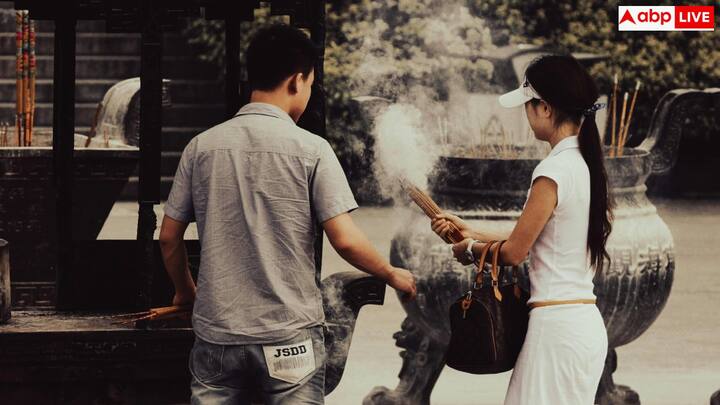 नया साल 2026 आते ही ट्रैवल का मूड अपने आप बन जाता है. लोग छुट्टियां प्लान करते हैं और अच्छे ऑफर खोजते हैं ताकि नए साल की शुरुआत कहीं घूमकर की जा सके. इसी समय कई प्लेटफॉर्म अलग-अलग तरह के डिस्काउंट और डील देते हैं.