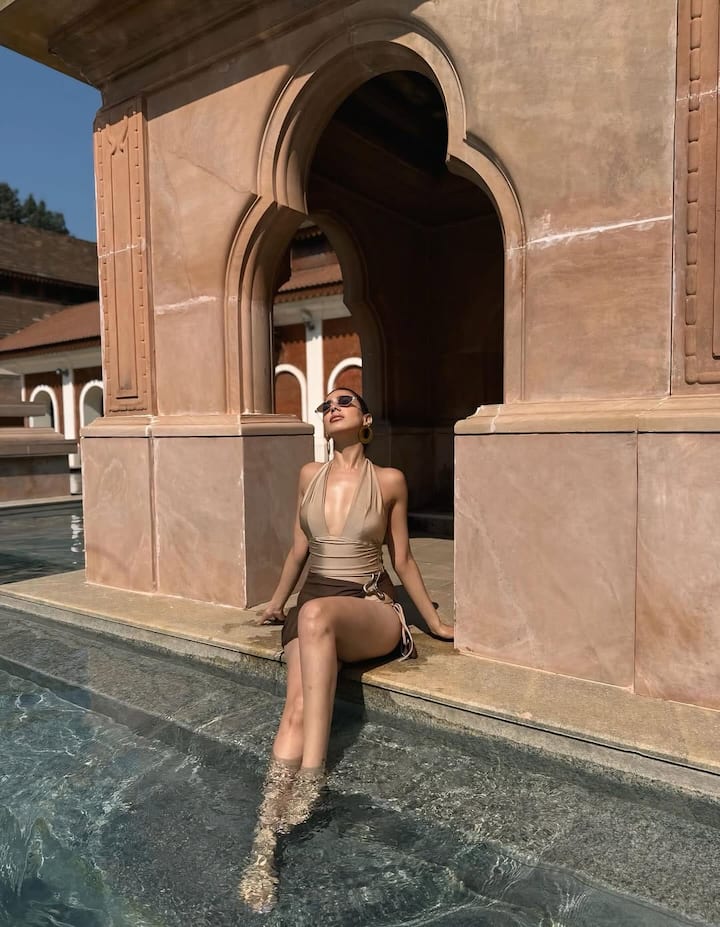 पलक पुरसवानी के वायरल मोनोकिनी फोटोज में उन्होंने अपने परफेक्ट टोंड बॉडी को भी बखूबी फ्लॉन्ट किया है. उनका सिजलिंग अवतार देख इंटरनेट यूजर्स कायल हो गए हैं.