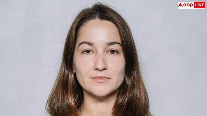 कई महिलाओं में त्वचा संतरा के छिलके जैसी दिखने लगती है. त्वचा रफ हो जाती है, लालपन आता है या दबा हुआ सा हिस्सा दिखाई देता है. यह बदलाव तब होता है जब कैंसर सेल्स त्वचा के नीचे की छोटी नलियों को रोक देती हैं. यह इंफेक्शन जैसा लग सकता है, लेकिन यह एक गंभीर रूप का संकेत भी हो सकता है, इसलिए डॉक्टर से जांच कराना जरूरी है.