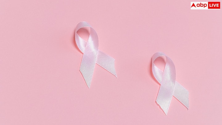 ब्रेस्ट के आकार या रूप में हल्का सा भी बदलाव नजर आए तो इसे हल्के में न लें. एक ब्रेस्ट अचानक बड़ा दिखना, अनियमित आकार, त्वचा में खिंचाव या गड्ढा बनना, नई छाया दिखना, ये सभी संकेत शुरुआत में ही दिखाई दे सकते हैं. अलग-अलग हाथ की पोजिशन में ब्रेस्ट को देखना इन बदलावों को पहचानने में मदद करता है.