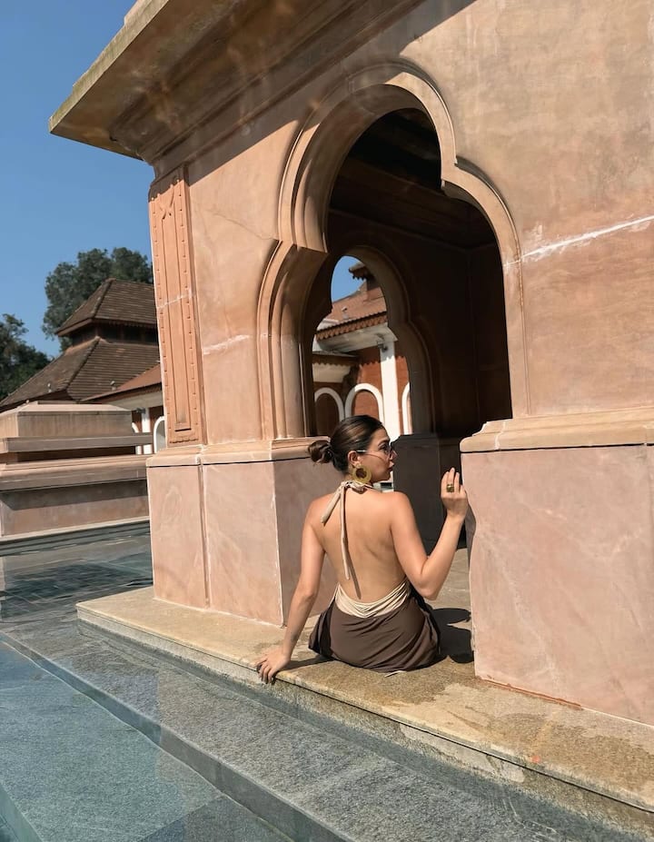 अपने वेकेशन पर अदाकारा ने खूब एंजॉय किया और ये उनकी इन लेटेस्ट तस्वीरों से साफ पता चल रहा है. अपने ग्लैमरस आउटफिट में अलग-अलग पोज देते हुए एक्ट्रेस ने कई तस्वीरें शेयर की.