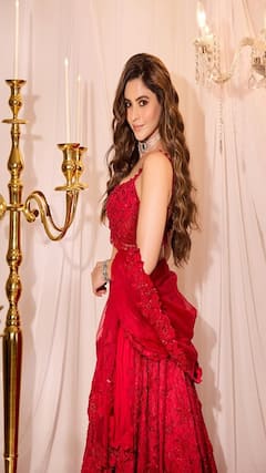 રેડ સ્ટાઈલિશ લૂકમાં આમના શરીફનું ફોટોશૂટ