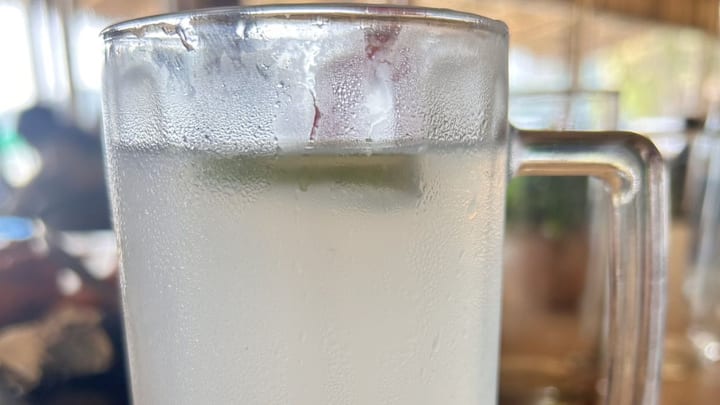 गोवा सिर्फ खूबसूरत बीच, नाइट लाइफ या सी-फूड के लिए ही मशहूर नहीं है, बल्कि यहां की एक ऐसी पारंपरिक ड्रिंक भी है जिसे लोग अपनी विरासत मानते हैं, फेनी. आज यह देखने में भले एक स्ट्रॉन्ग शराब लगती हो, लेकिन इसकी शुरुआत किसी बार काउंटर से नहीं, बल्कि घर की देहलीज पर रखी दवा की बोतल से हुई थी.