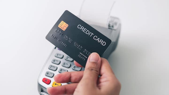 ఒకరోజు ఆలస్యంగా చెల్లిస్తే స్కోరుపై ప్రభావం చాలా వరకు ఉండకపోవచ్చు. కానీ ఆలస్య రుసుము (Late Fees) మాత్రం వసూలు చేస్తారు. బ్యాంకులు, కార్డ్ కంపెనీలు మీరు చెల్లించాల్సిన బిల్లు ఆధారంగా మీ పెనాల్టీ ఆధారపడి ఉంటుంది. కానీ ఇది అలవాటుగా మారితే, మీకు జరిమానాలు ఛార్జీలు పెరుగుతాయి. అత్యవసర సమయంలో ఇబ్బందులు తలెత్తవచ్చు.