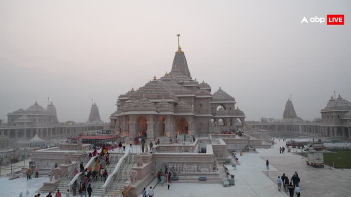 राम मंदिर के शिखर पर लगने वाला ध्वज 22 फीट लंबा और 11 फीट चौड़ा है, जो पैराशूट फैब्रिक और प्रीमियम सिल्क सैटिन से बना हुआ है. इस ध्वज को गुजरात के दासादा स्थित 80 साल पुरानी फर्म की टीम ने तैयार किया है.