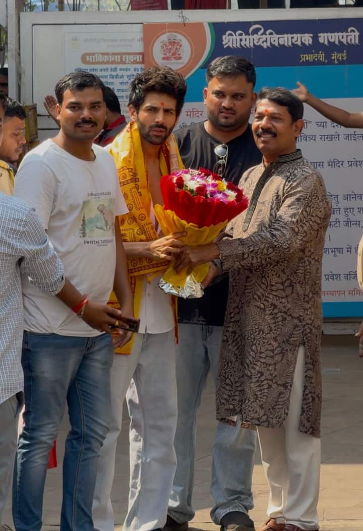 कार्तिक ने फैंस के साथ भी फोटो क्लिक करवाईं. उन्होंने हाथ में बुकेट पकड़ा हुआ था और माथे पर टीका लगा रखा था.