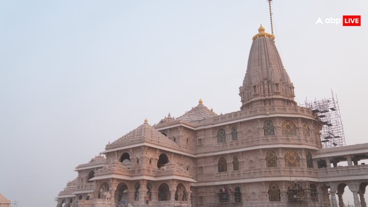 इस ध्वज को राम मंदिर के 161 फीट ऊंचे शिखर पर लगे 42 फीट के फ्लैगपोल पर लगाया जाएगा, जो 360 डिग्री घूमने वाली बैल बेयरिंग तकनीक पर बना है ताकि तेज हवा के दौरान भी ध्वज लहराता रहे.