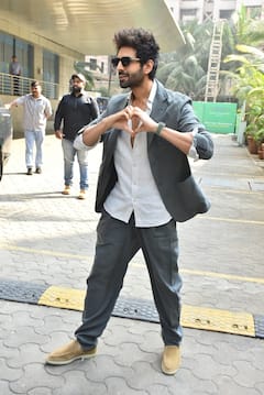 'तू मेरी मैं तेरा मैं तेरा तू मेरी' के टीजर लॉन्च इवेंट में कार्तिक आर्यन ने मीडिया संग काटा बर्थडे केक, बॉडीकोन ड्रेस में पहुंचीं अनन्या