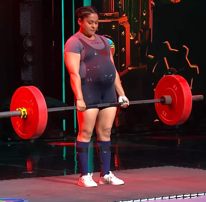 प्रेग्नेंट महिला शो में आकर कई किलों वजन उठाकर अपना हुनर दिखाने वाली हैं. वो करीब 100 किलो तक वजन उठाकर 'डेडलिफ्ट' करेंगी.