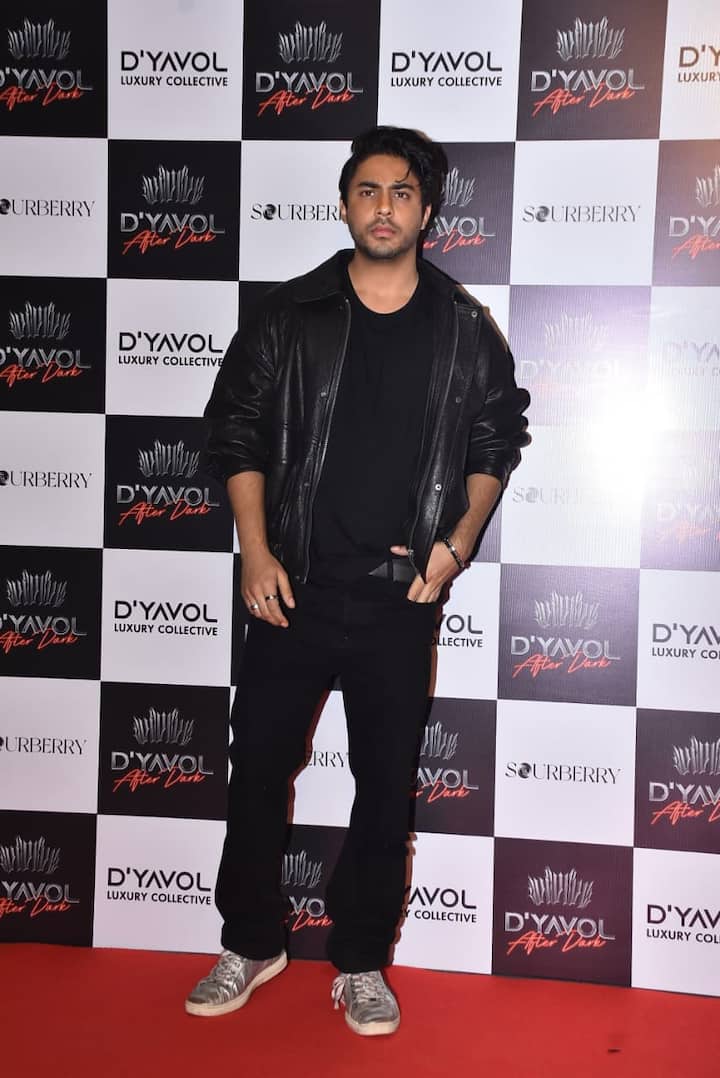 आर्यन खान इवेंट में ऑल ब्लैक लुक में पहुंचे थे. उन्होंने ब्लैक पैंट के साथ ब्लैक टी-शर्ट और सेम कलर की ही जैकेट पहनी थी.