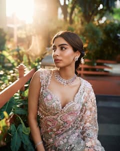 फ्लोरल साड़ी में खुशी कपूर का दिखा रॉयल अंदाज, डिजाइनर ब्लाउज में लगीं बेहद हसीन