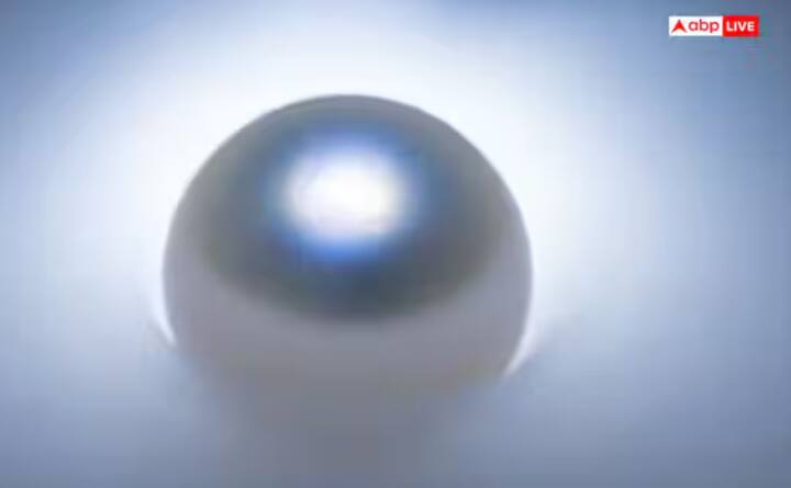 ਗੁੱਸੇ ਨੂੰ ਕਾਬੂ ਕਰਨ ਲਈ ਮੋਤੀ ਰਤਨ ਪਾਉਣਾ ਸ਼ੁਭ ਮੰਨਿਆ ਜਾਂਦਾ ਹੈ। ਮੋਤੀ ਚੰਦਰਮਾ ਨਾਲ ਜੁੜਿਆ ਹੋਇਆ ਹੈ, ਜੋ ਭਾਵਨਾਤਮਕ ਸੰਤੁਲਨ ਬਣਾਈ ਰੱਖਣ ਅਤੇ ਤਣਾਅ ਘਟਾਉਣ ਵਿੱਚ ਮਦਦ ਕਰਦਾ ਹੈ। ਇਹ ਮਾਨਸਿਕ ਸਪਸ਼ਟਤਾ ਅਤੇ ਸਕਾਰਾਤਮਕਤਾ ਨੂੰ ਵੀ ਉਤਸ਼ਾਹਿਤ ਕਰਦਾ ਹੈ।