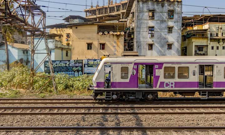 इसके अलावा बिहार-नेपाल बॉर्डर के पास स्थित रक्सौल जंक्शन नेपाल जाने वाले यात्रियों के लिए मुख्य ट्रांजिट प्वाइंट माना जाता है. इसे नेपाल का मुख्य प्रवेश द्वार भी कहा जाता है. यहां से भारत के कई हिस्सों को नेपाल से जोड़ने वाली ट्रेनें गुजरती है.