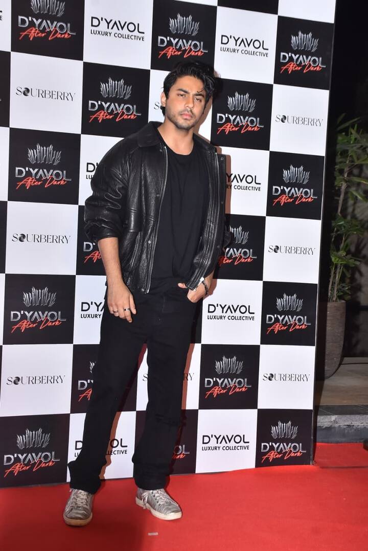 आर्यन ने इवेंट में पैपराजी के लिए जमकर पोज दिए. उनकी फोटोज सोशल मीडिया पर खूब वायरल हो रही हैं.