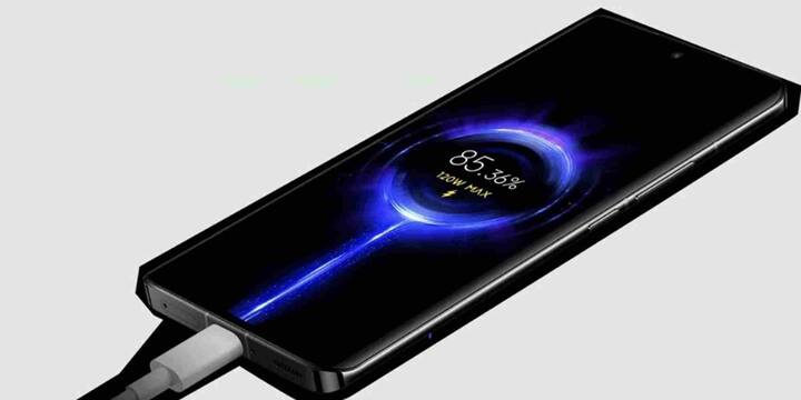 120W चार्जिंग बैटरी के भीतर मौजूद लिथियम-आयन सेल्स को तेज़ी से करंट पहुंचाती है, जिससे इलेक्ट्रोकेमिकल रिएक्शन अपेक्षा से कहीं तेज हो जाते हैं. यह प्रक्रिया बैटरी में अनावश्यक तनाव पैदा करती है और तापमान बढ़ाती है. गर्मी लिथियम बैटरियों की सबसे बड़ी दुश्मन मानी जाती है जैसे-जैसे तापमान बढ़ता है सेल्स की क्षमता घटती है और उनकी उम्र कम होती जाती है. कई परीक्षणों में यह पाया गया है कि हाई-हीट कंडीशन में इस्तेमाल की गई बैटरियों का डैमेज सामान्य इस्तेमाल की तुलना में 20 से 30 प्रतिशत अधिक होता है.