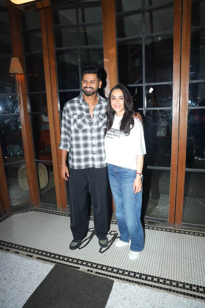 पार्टी में जिस चीज ने लोगों का सबसे ज्यादा ध्यान खींचा वो पंजाब किंग्स के कैप्टन श्रेयर अय्यर थे. इस पार्टी में श्रेयस भी शामिल हुए थे.