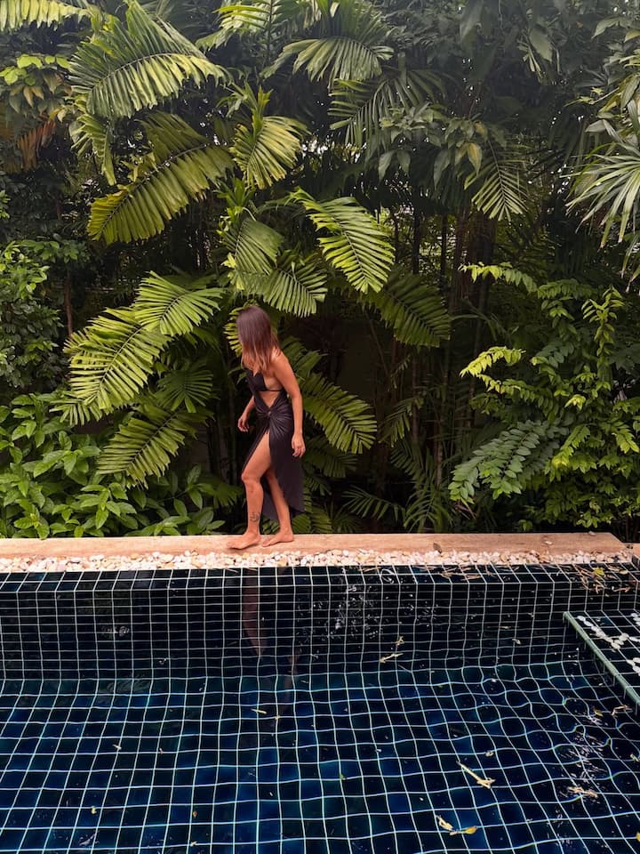 ब्लैक बिकिनी में जेनिफर अपना कर्वी फिगर फ्लॉन्ट करती हुई नजर आ रही हैं. एक्ट्रेस के सिजलिंग लुक को देख फैंस फिदा होते दिख रहे हैं.