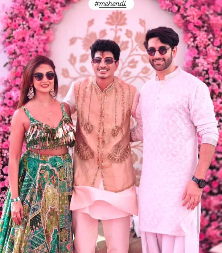 वहीं पलाश मुच्छल ने व्हाइट शेरवानी के साथ गोल्डन वेस्ट कोट पहना था. एक्टर नंदीश संधू ने उनके साथ अपनी फोटो शेयर की है.