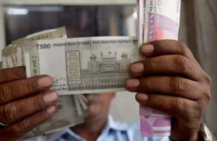 ਇਹ ਯੋਜਨਾ ਸਿਰਫ਼ ਮੌਤ ਹੋਣ ‘ਤੇ ਨਹੀਂ ਹੈ। ਜੇਕਰ ਪਾਲਿਸੀਧਾਰਕ ਕਿਸੇ ਹਾਦਸੇ ਵਿੱਚ ਅੰਸ਼ਕ ਤੌਰ 'ਤੇ ਅਪਾਹਜ ਹੋ ਜਾਂਦਾ ਹੈ, ਤਾਂ ਉਨ੍ਹਾਂ ਨੂੰ ₹1 ਲੱਖ ਮਿਲੇਗਾ। ਪੂਰੀ ਤਰ੍ਹਾਂ ਅਪਾਹਜ ਹੋਣ ਦੀ ਸਥਿਤੀ ਵਿੱਚ ਉਨ੍ਹਾਂ ਨੂੰ ₹2 ਲੱਖ ਮਿਲਦੇ ਹਨ। ਇਹ ਯੋਜਨਾ ਸਿੱਧੇ ਤੌਰ 'ਤੇ ਨਾ ਸਿਰਫ਼ ਪਰਿਵਾਰ ਨੂੰ ਸਗੋਂ ਪਾਲਿਸੀਧਾਰਕ ਨੂੰ ਵੀ ਲਾਭ ਪਹੁੰਚਾਉਂਦੀ ਹੈ।