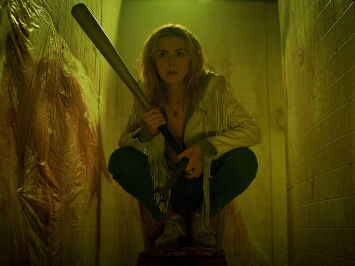 टाइम ट्रैवल करके वो 1987 में पहुंचती है और उस क्रिमिनल को रोकने की कोशिश करती है जो यंग लड़कियों का खून करता है. इसकी कहानी काफी मजेदार है और आपके प्लॉट में काफी ट्विस्ट एंड टर्न देखने को मिलते है.